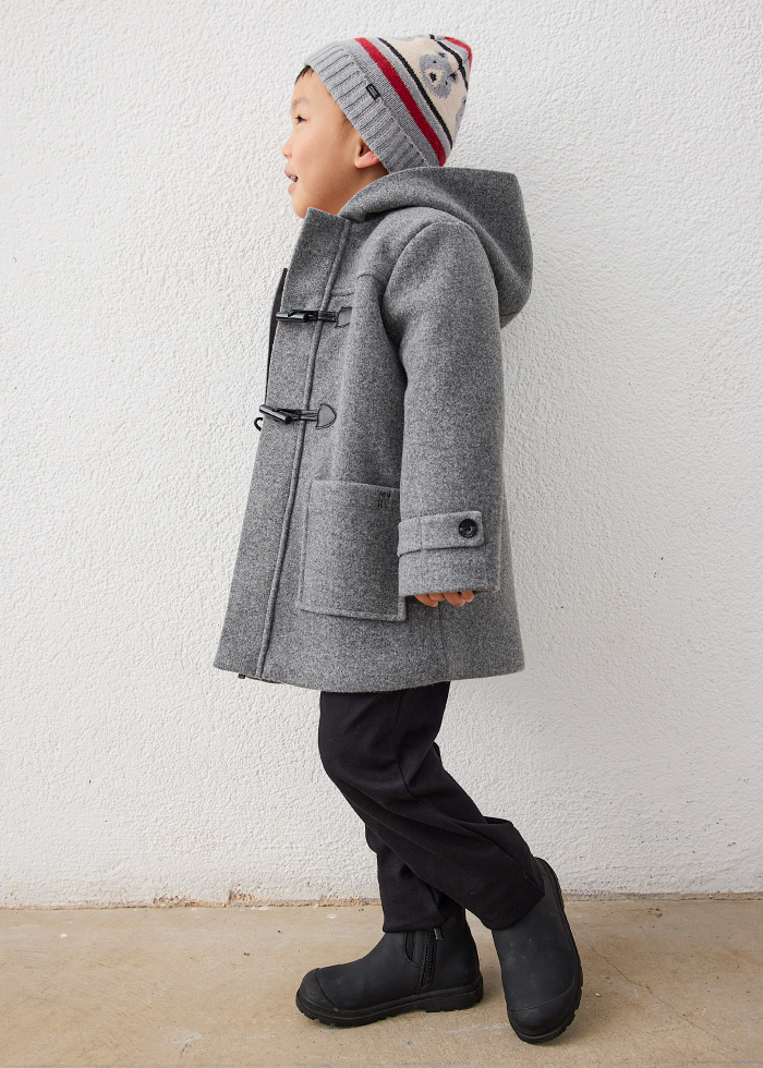 detail Chlapecký šedý kabát s kapucí a olivkovým zapínáním MAYORAL