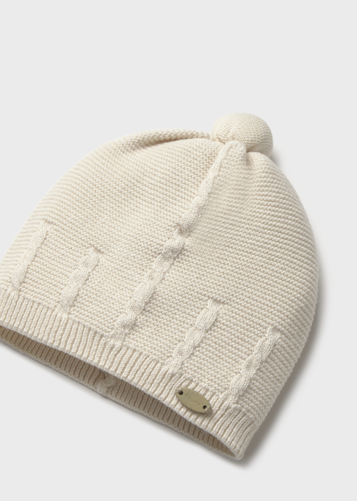 detail Unisex béžová pletená čepice se strukturovaným vzorem MAYORAL