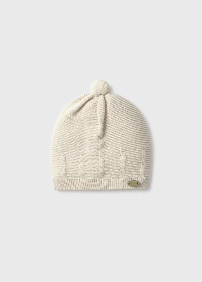detail Unisex béžová pletená čepice se strukturovaným vzorem MAYORAL