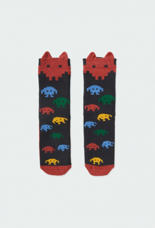 detail chlapecké dlouhé protiskluzové ponožky s detaily v několika barvách.