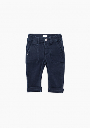 detail dětské chlapecké džíny s pružným pasem