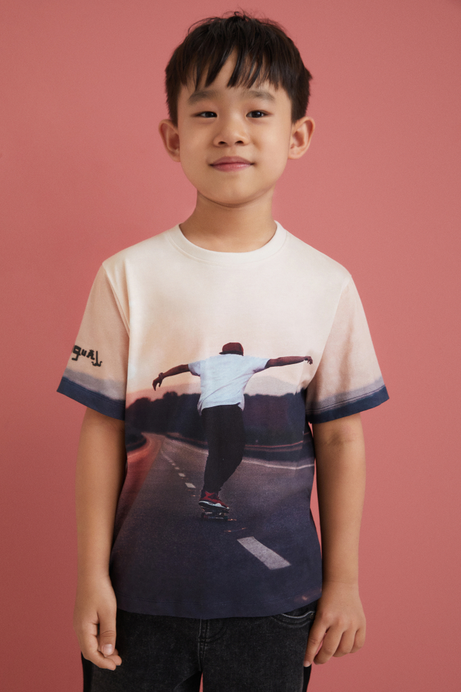 detail Chlapecké tričko s fotografickým celopotiskem DESIGUAL