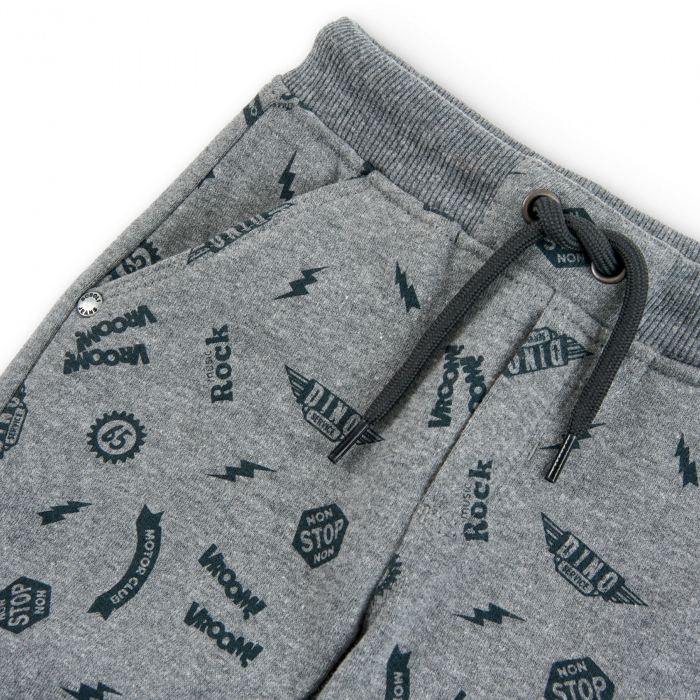 detail Chlapecké kalhoty z tmavě šedé melanžové žerzeje s potiskem nápisů BOBOLI