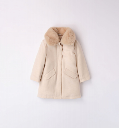 detail Dívčí béžový keprový kabát s límcem z umělé kožešiny IDO